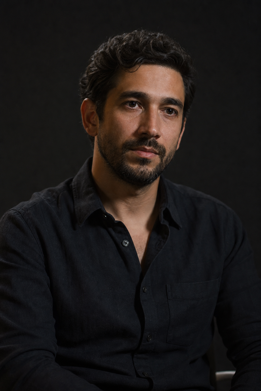 Ritratto di intervista in luce drammatica